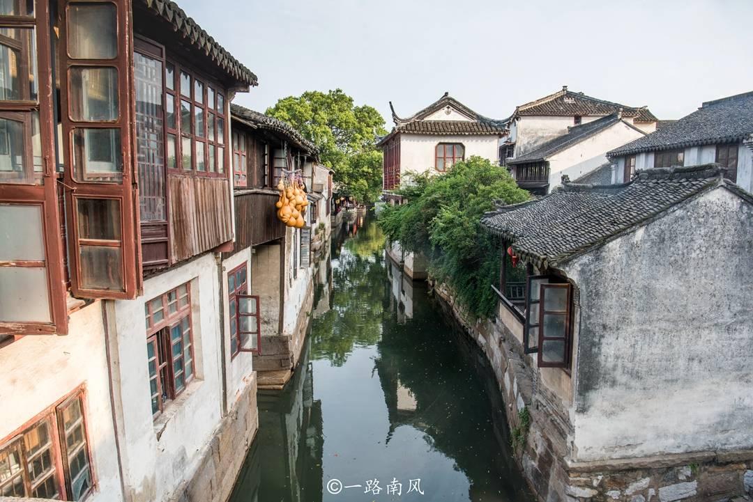 赌王外孙女开珠宝展,一条手链过亿豪气十足